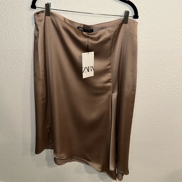 New Zara -LINE SILHOUETTE SATIN EFFECT SKIRT - Picture 2 of 8